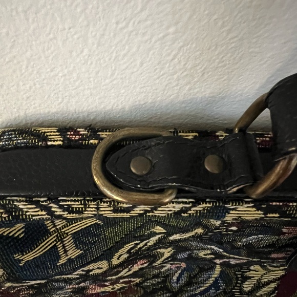 Elegant Black and Blue Shoulder Bag with Victorian Motifs - Picture 5 of 9